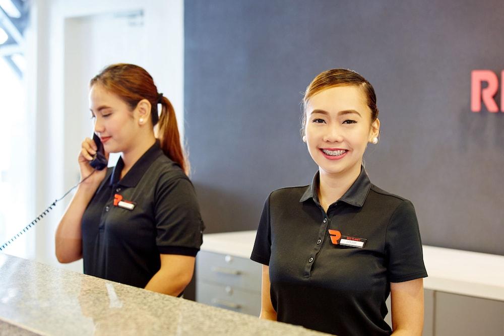 Отель Red Planet Makati Avenue Manila Макати Экстерьер фото