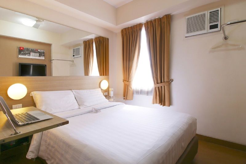 Отель Red Planet Makati Avenue Manila Макати Экстерьер фото